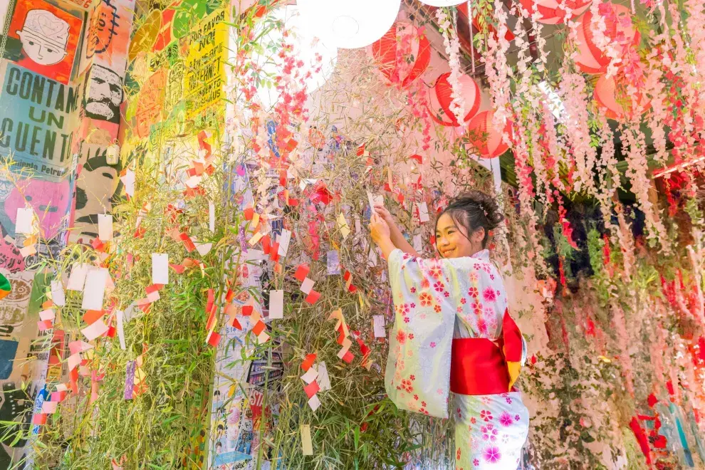 Durante el fin de semana del 12 y 13 de julio, el Callejón Asiático de Mercat se transforma en una auténtica fiesta japonesa, con espectáculos en vivo, gastronomía temática y cientos de tanzaku disponibles para que el público deje su deseo.