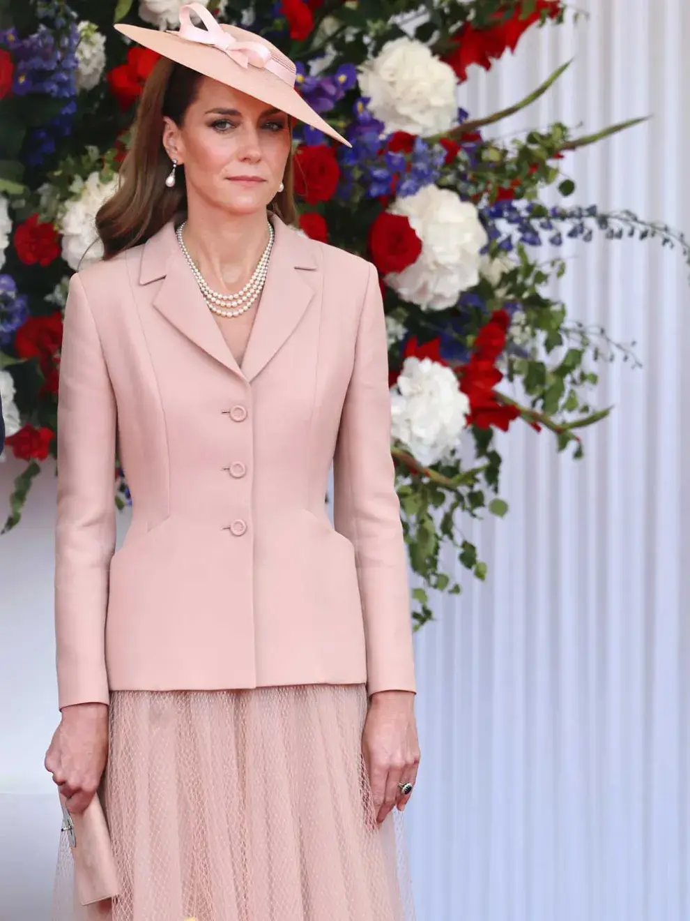 Kate Middleton con un estilismo rosa palo