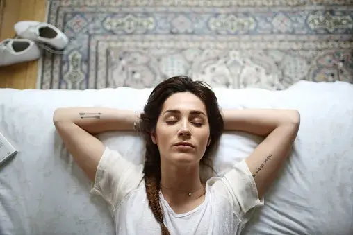 Mujer tirada descansando.