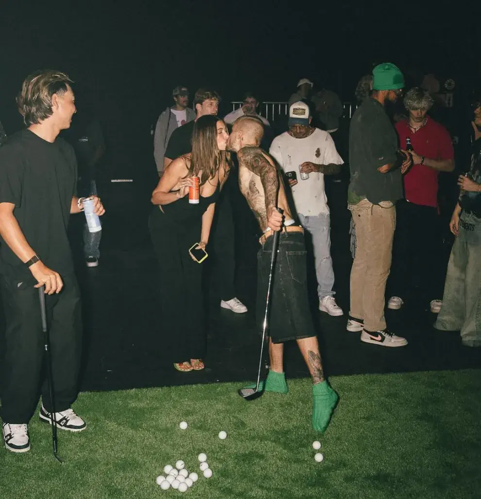 Hailey Bieber impone tendencia rescatando un icónico modelo de sandalias de los 2000.