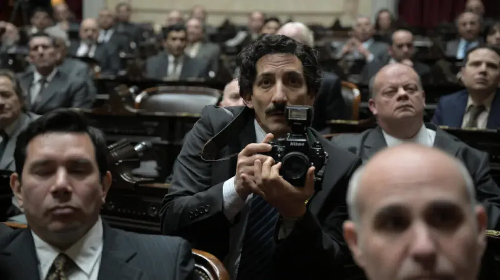 Foto de Juan Minujín en la serie Menem de Prime Video.