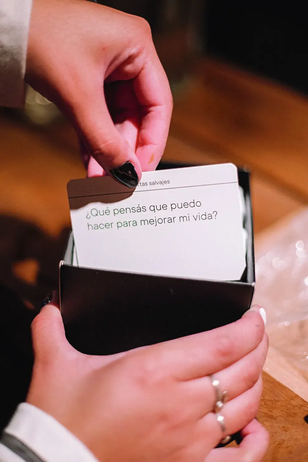 10 juegos de cartas para noches de amigas inolvidables