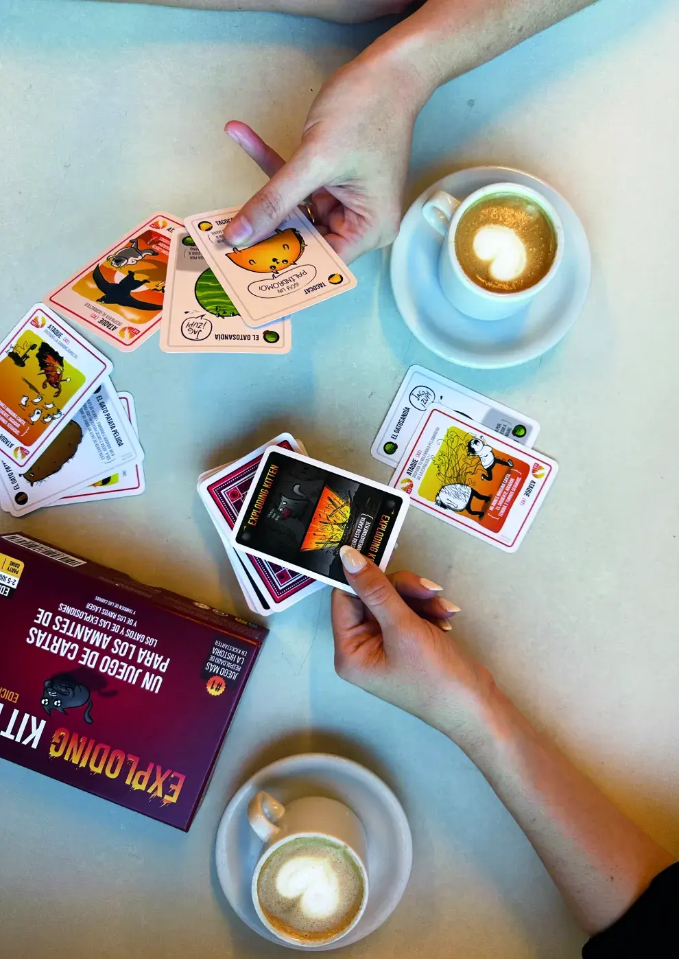 10 juegos de cartas para noches de amigas inolvidables