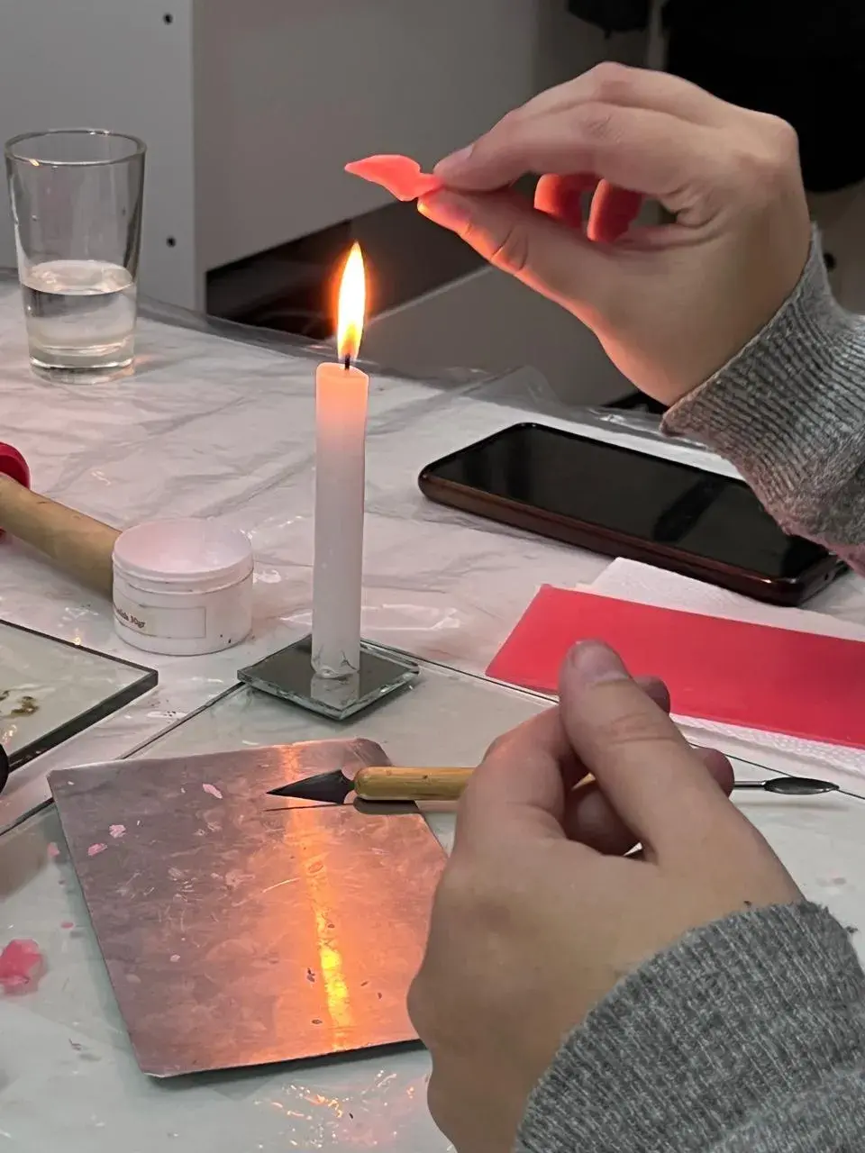 Las participantes del taller hacen el molde en cera que luego va a fundición y reciben su joya terminada.