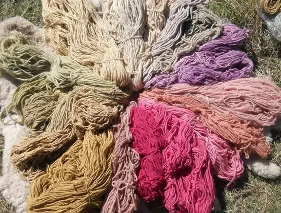 los tintes naturales ofrecen una alternativa atractiva con beneficios para el medio ambiente, la salud y la creación de prendas únicas