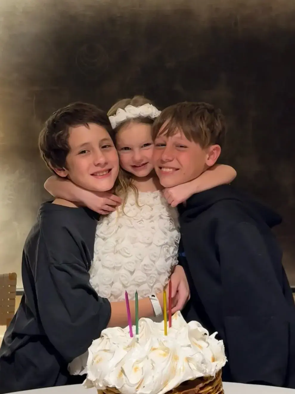 Anita García Moritán junto a sus hermanos Beltrán y Benicio Vicuña.