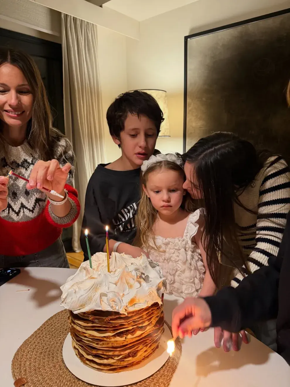 El look de Pampita para el cumpleaños de 4 de su hija Anita.