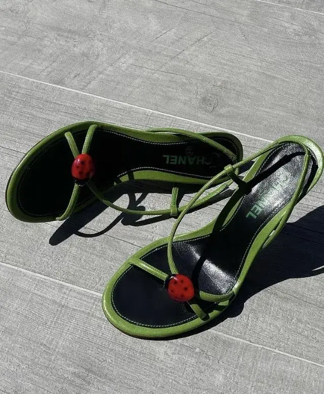 Las Ladybug Sandals de Chanel: objeto de deseo para coleccionistas.