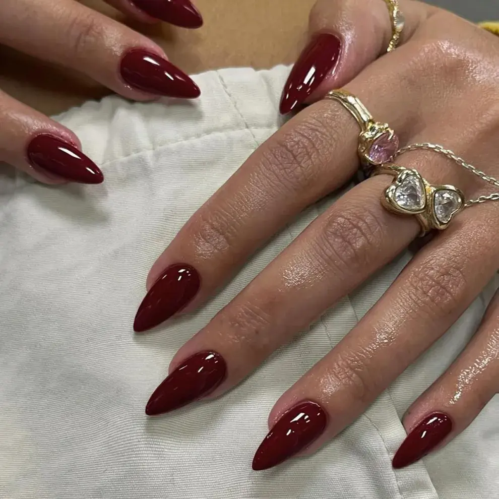 Las uñas en color cherry son tendencia esta temporada