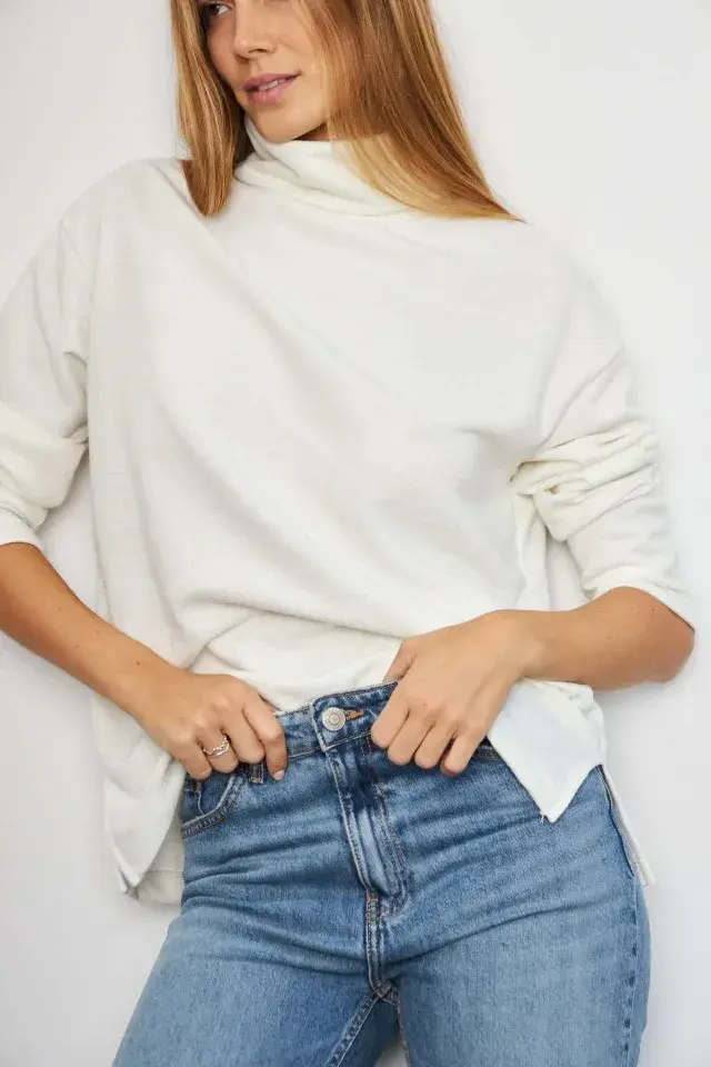 Un polerón oversize perfecto para cuando te abrigás en capas ( JUVIA $13.999)