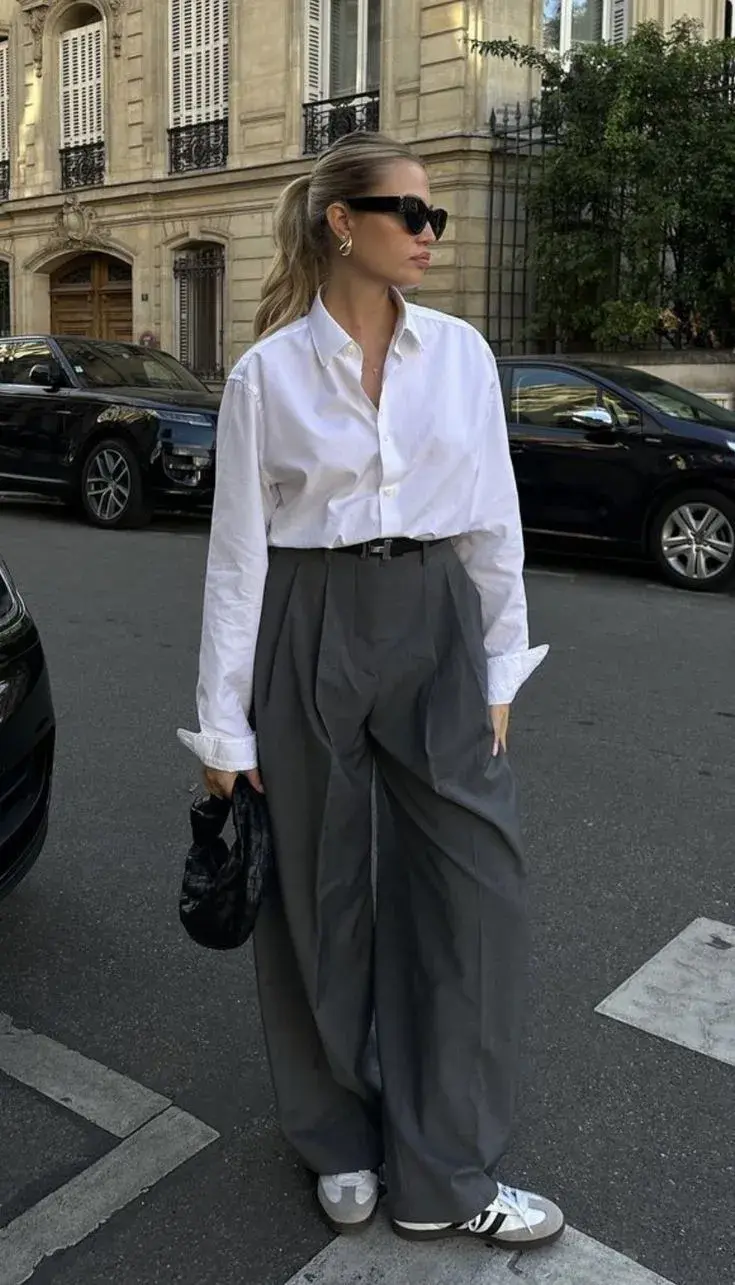 Los colores neutros y un cinturón a tono, logran un look súper formal. Podés elegir una opción más relajada sumando zapatillas.