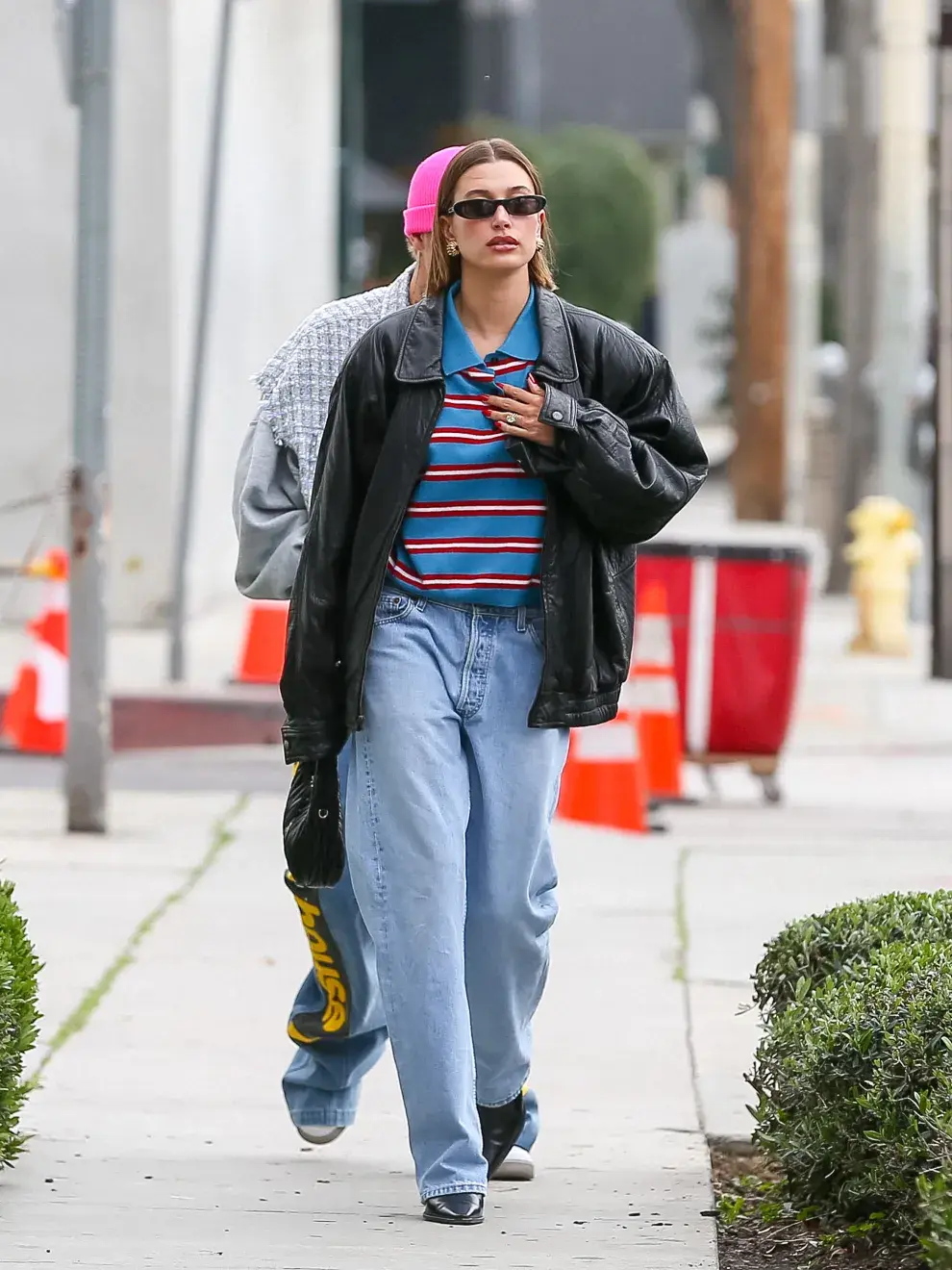 Sus looks urbanos tienen la dosis justa de sofisticación y confort, y están atravesados por detalles que marcan la diferencia: diademas anchas, anteojos retro y zapatillas chunky.