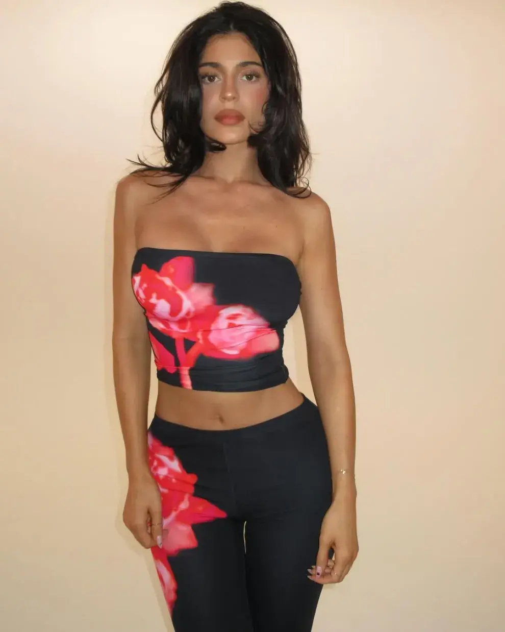 Kylie suma también accesorios que marcaron la infancia de muchas: scrunchies, minibags y anteojos micro.