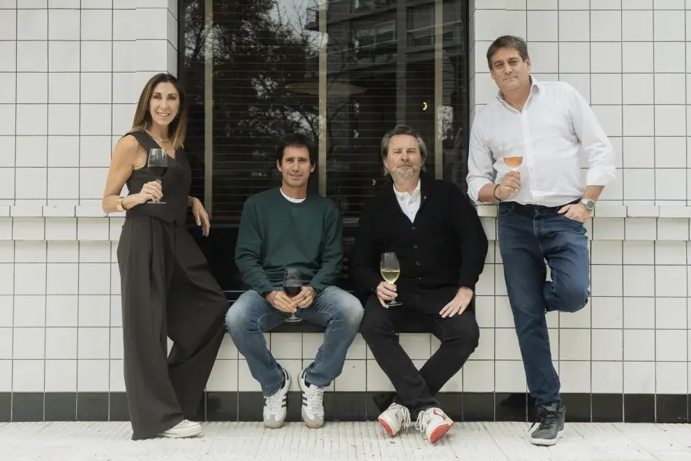 Los creadores y desarrolladores de Vinitus: Lorena Reatti, Daniel Holcman, Sebastián Vucassovich y Mariano Scheinsohn en uno de los locales adheridos: Oporto.