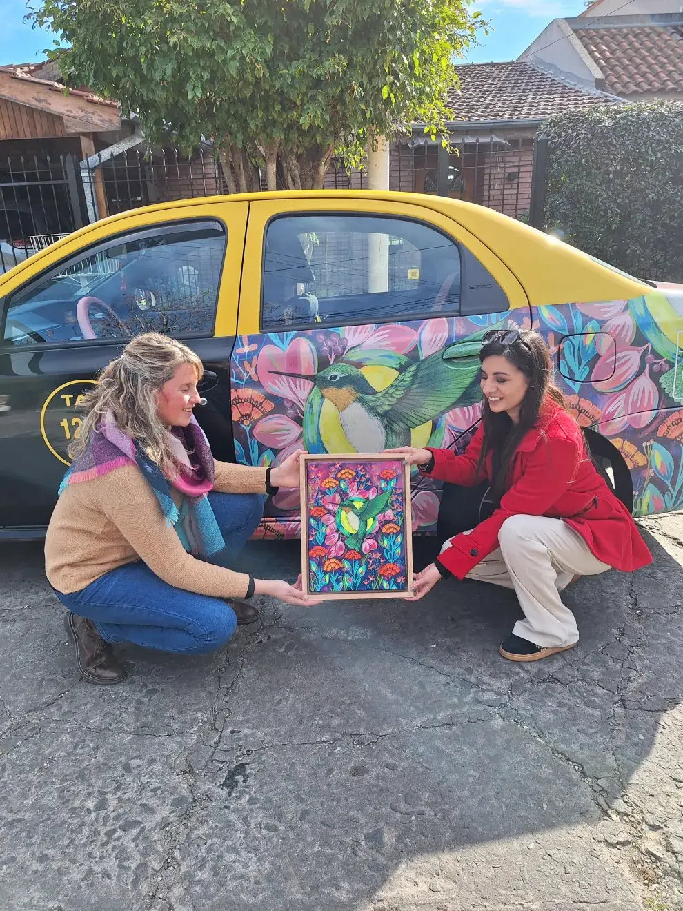 Magalí Sayal, junto a la artista 