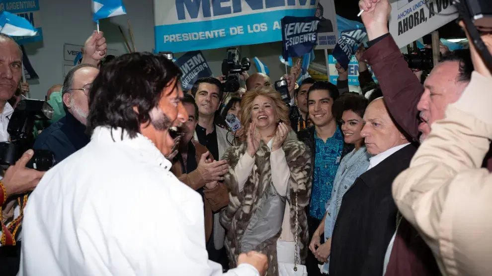 Leonardo Sbaraglia com Carlos Menem en la serie de Prime Video.