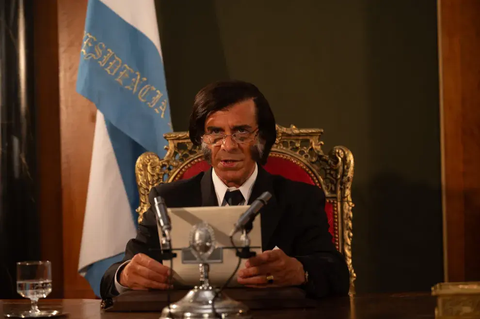 Leonardo Sbaraglia com Carlos Menem en la serie de Prime Video.