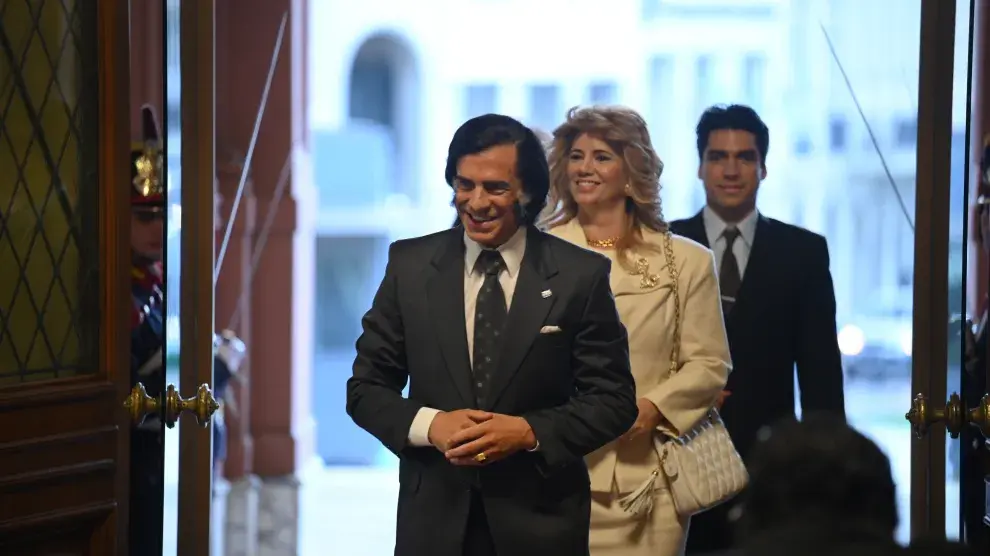 Griselda Siciliani como Zulema Yoma, Leonardo Sbaraglia como Carlos Menem y Agustín Sullivan como Carlitos Menem Junior en la serie de Prime Video.