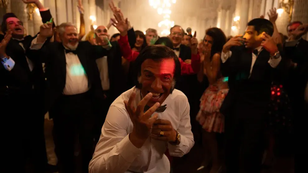 Leonardo Sbaraglia com Carlos Menem en la serie de Prime Video