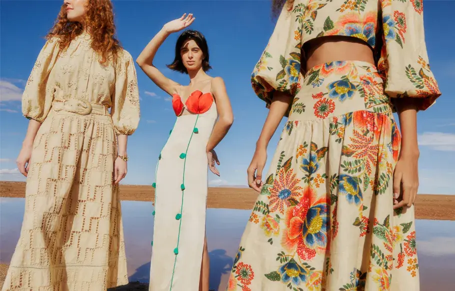 Campaña de Ferm Rio, mujeres vestidas con colores tropicales