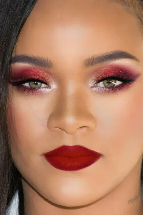 No hace falta que toda la sombra sea de ese tono, basta con que tenga un pigmento de ese color para realzar la mirada.