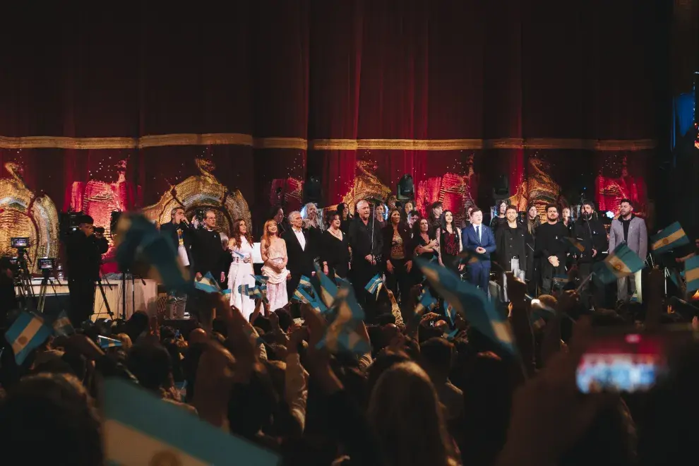 Un emotivo cierre con todos los artistas en escena en el homenaje a Mercedes Sosa.