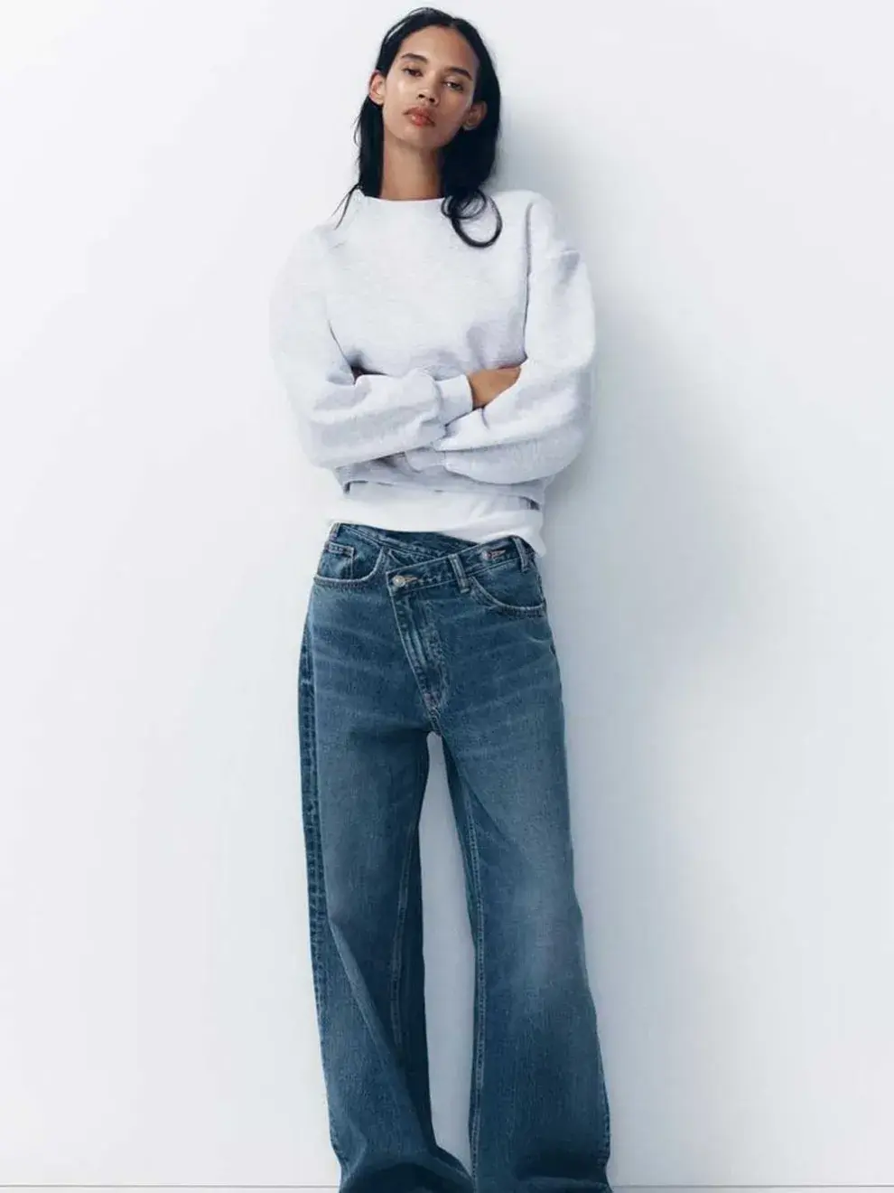 Los jeans de botonestorcidos tienden a afinar la figura