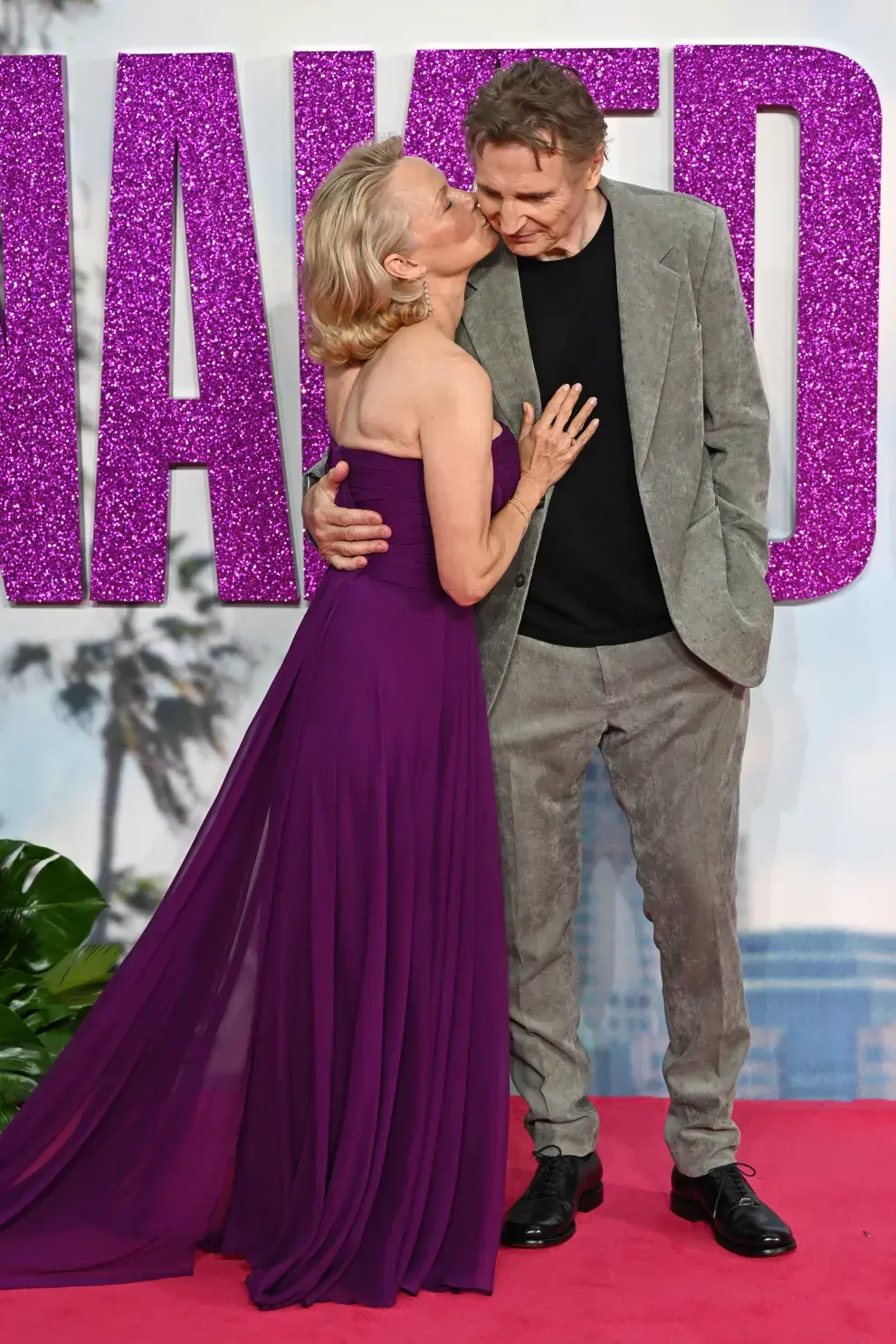 Pamela Anderson y Liam Neeson: beso en la premiere de ¿Y dónde está el policía?, en Londres.