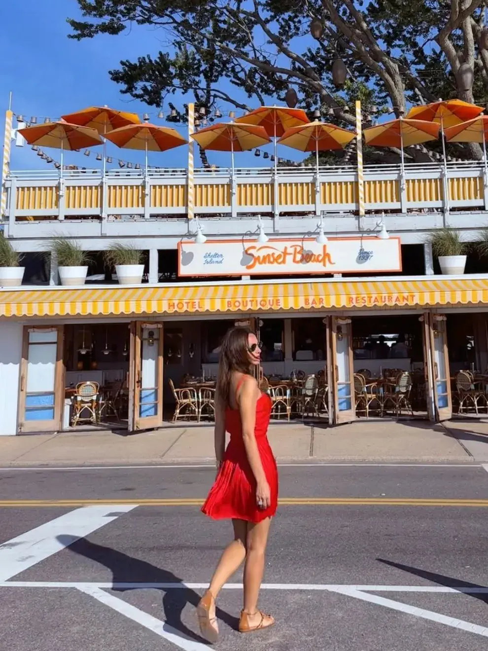 Pampita deslumbra con un vestido rojo en las playas de California.