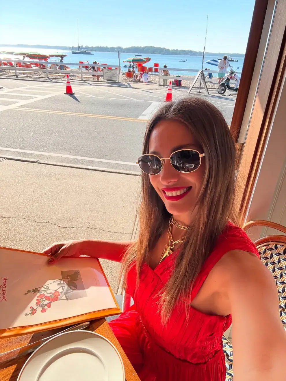 Pampita deslumbra con un look total red: el vestido rojo que lució en las playas de California