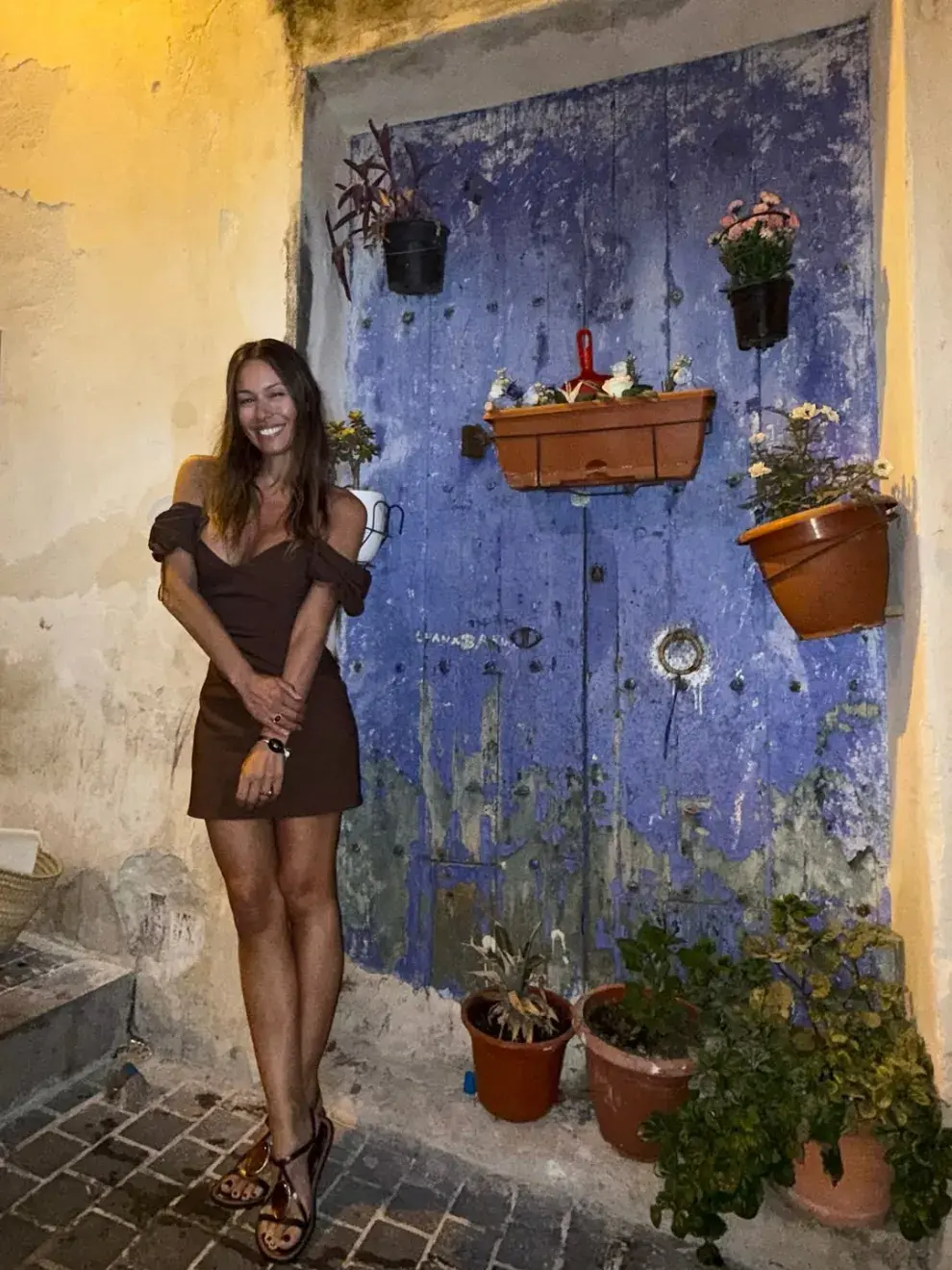 El resultado fue un look relajado pero sofisticado, ideal tanto para un almuerzo frente al mar como para una cena informal al atardecer.