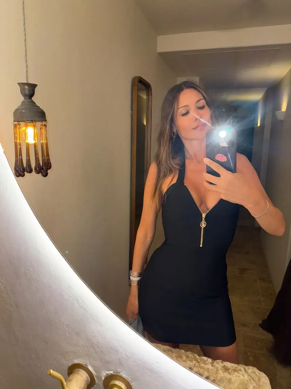 Para salir a bailar, apostó por un vestido negro XS al cuerpo, con escote cerrado por un cierre metálico al frente.