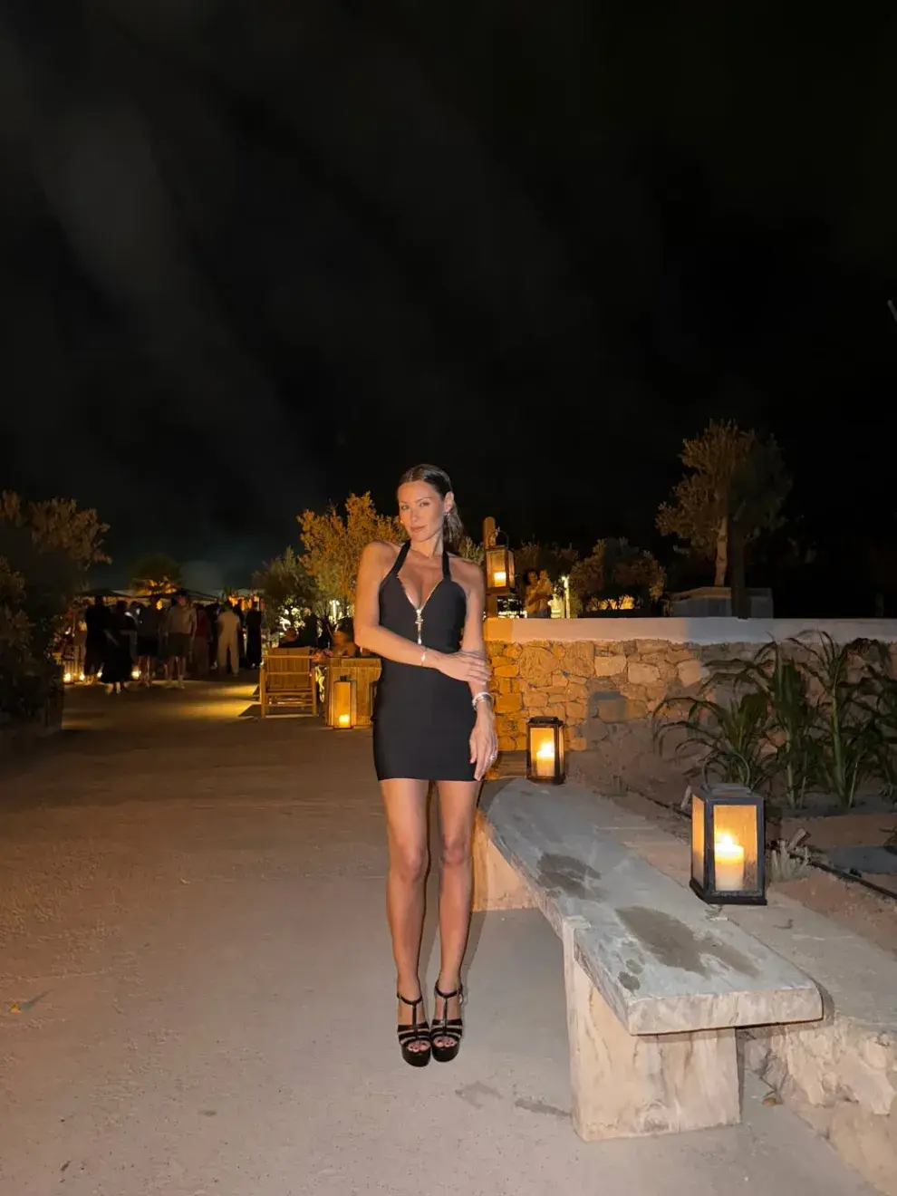 Para salir a bailar, apostó por un vestido negro XS al cuerpo, con escote cerrado por un cierre metálico al frente.