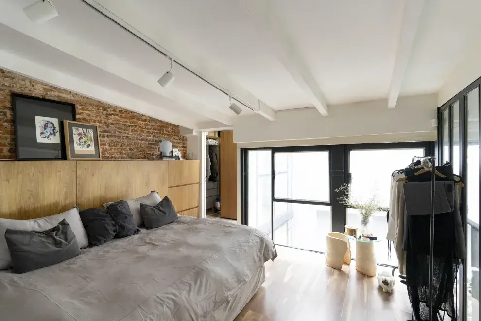 MUEBLE ZAPATERO DISEÑADO A MEDIDA. CUADROS DE ALEC FRANCO Y LÁMPARA DE @_REMYSTUDIO.