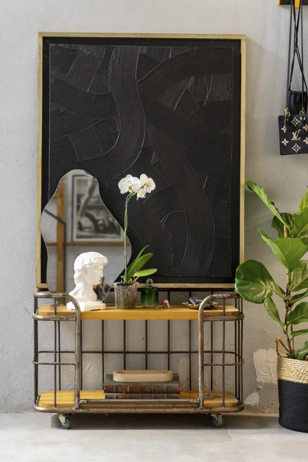 RECIBIDOR CON ESPEJO Y ESCULTURA @_REMYSTUDIO