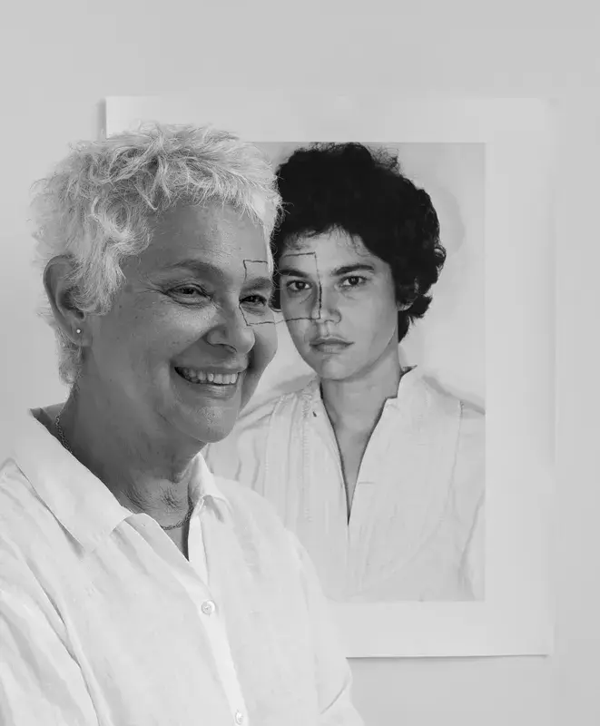 Cuarenta años se llama esta obra que retoma aquella de 1973 en la que la artista conjugó un fragmento de figura dibujado en su rostro con otro que se dibujaba en la pared. En esta nueva fotografía, el cuadrado se configura con los rostros de la misma mujer en dos tiempos distintos de su vida.