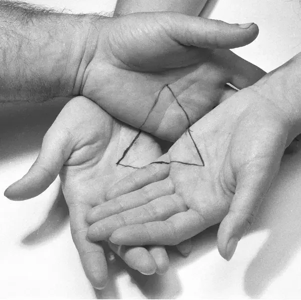 La conformación de figuras que requieren más de una dimensión fue una de las constantes exploraciones de la artista.