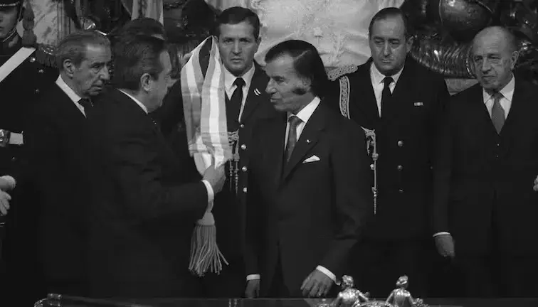 Raúl Alfonsín le entrega anticipadamente el mando a Carlos Menem.
