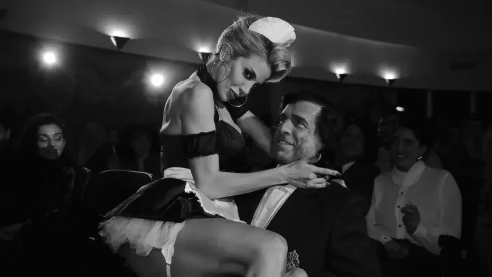 Virginia Gallardo y Leonardo Sbaraglia en una escena de Menem: la serie.