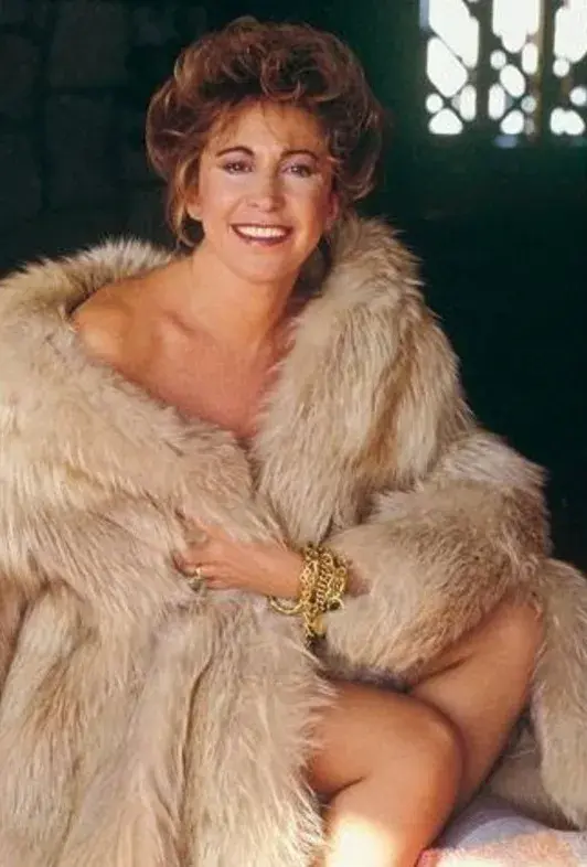 María Julia Alsogaray y el tapado de piel: una foto icónica de los años 90.