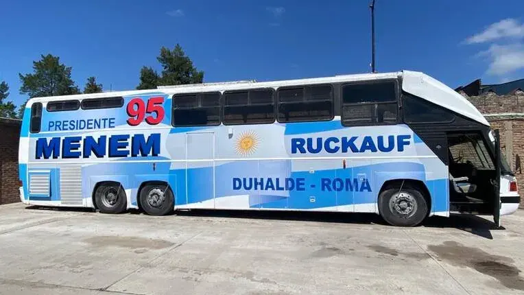 Realidad vs ficción en la serie Menem: este es uno de los Menemóviles originales.