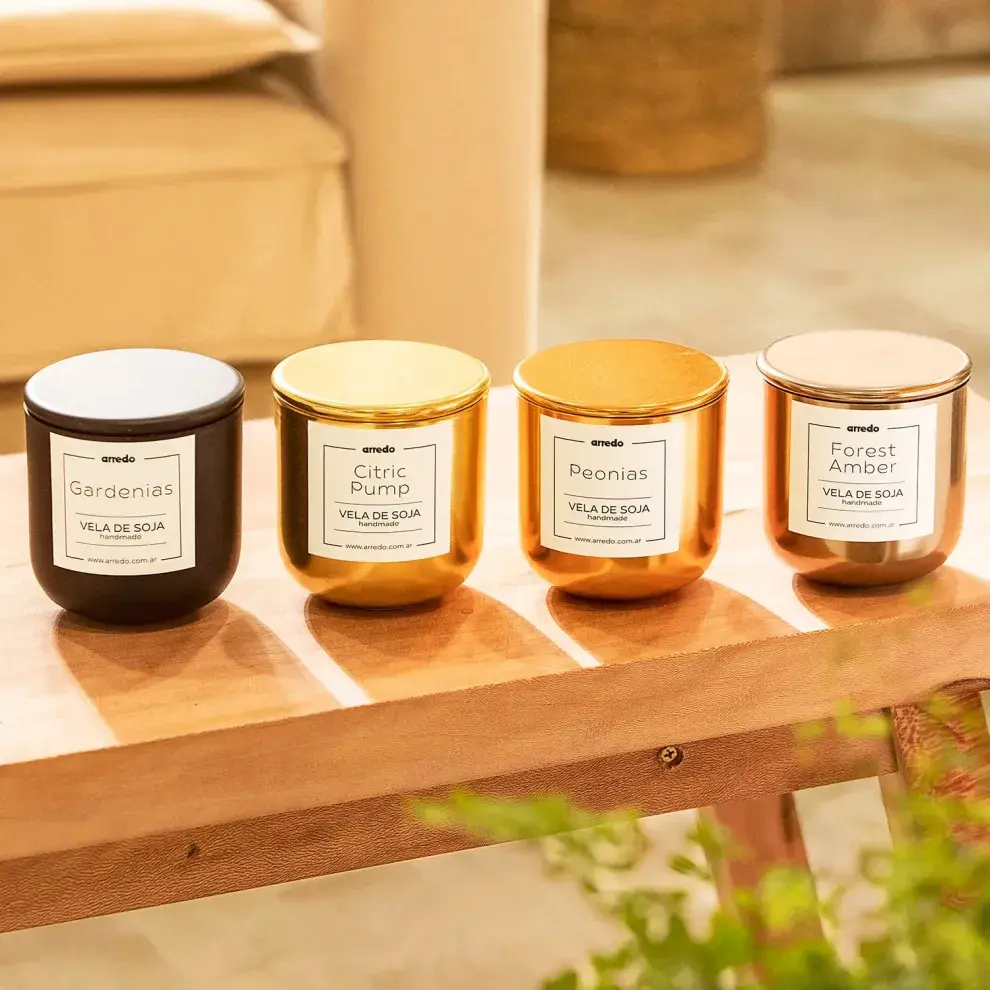 Las velas perfumadas le aportan calidez al escritorio y son un regalo ideal (ARREDO $ 20.993,00)