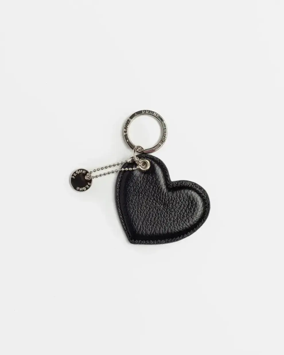 Los charms se pueden sumar a cualquier tipo de bolso (PRÜNE $ 9.900)