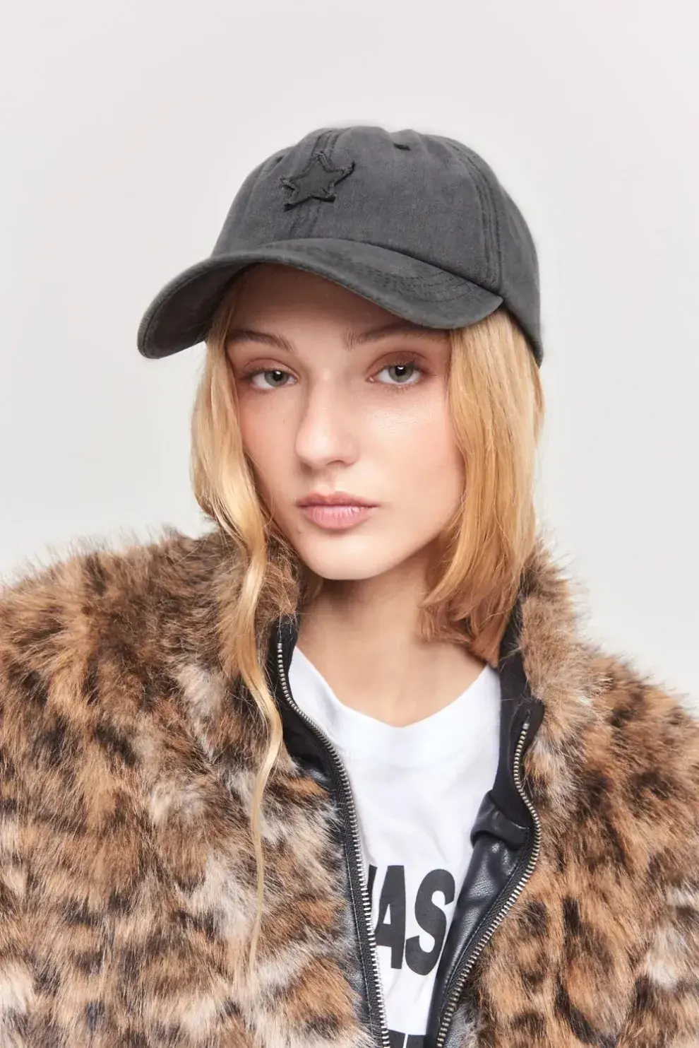 Un cap perfecto para sumar a cualquier look. 47 Street tiene un 3x2 en la web (47 STREET $ 39.999)