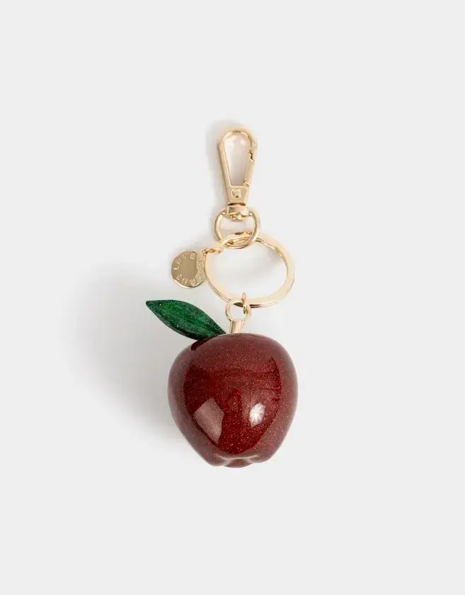 Los charms son los accesorios estrella para el bolso este 2025 (TODO MODA $ 13.000)