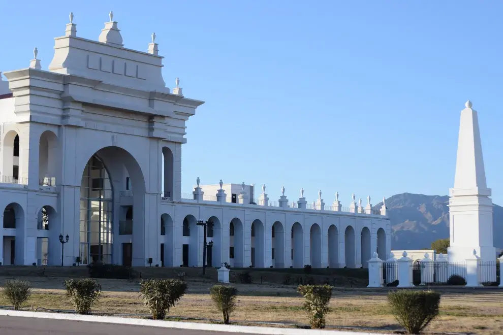 Hay un circuito histórico, con réplicas del Cabildo y la Casa de Tucumán.