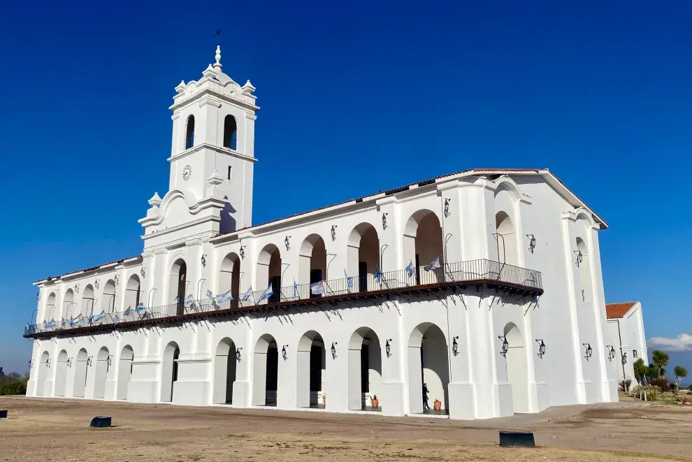 circuito histórico —con réplicas del Cabildo y la Casa de Tucumán