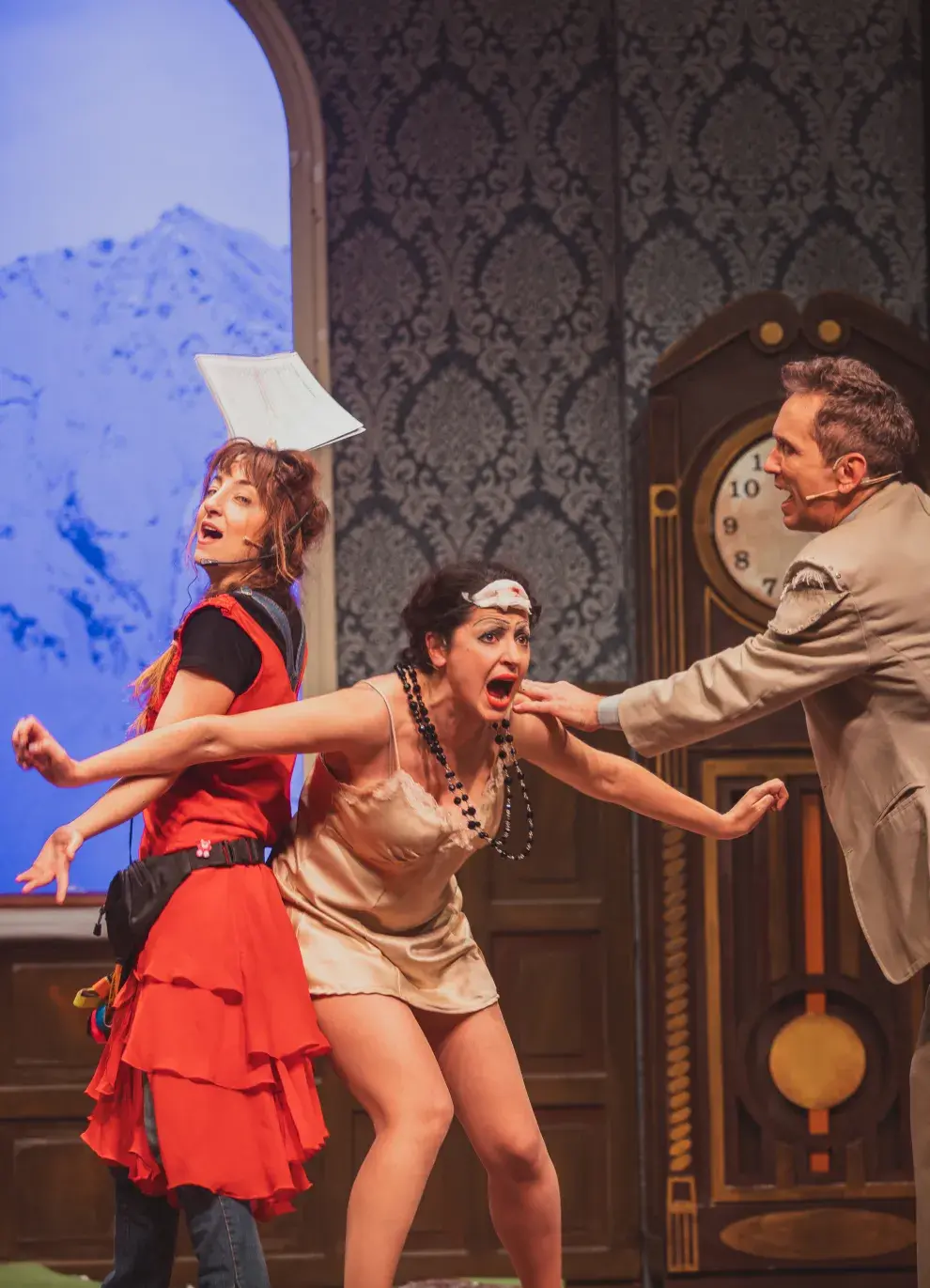 Victoria Almeida y Maida Andrenacci se lucen interpretado a la misma mujer desde una actriz y una utilera. En la escena, con Diego Reinhold.