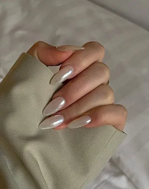 Uñas almendradas elegantes: 7 diseños que podés llevar a la oficina