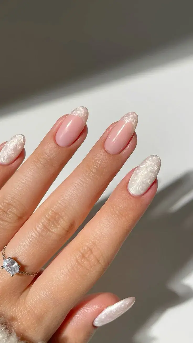 Uñas almendradas elegantes: 7 diseños que podés llevar a la oficina